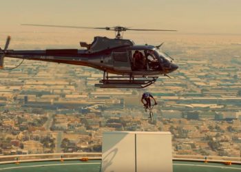 Burj Al Arab’ın pistine helikopterden bisikletle atladı