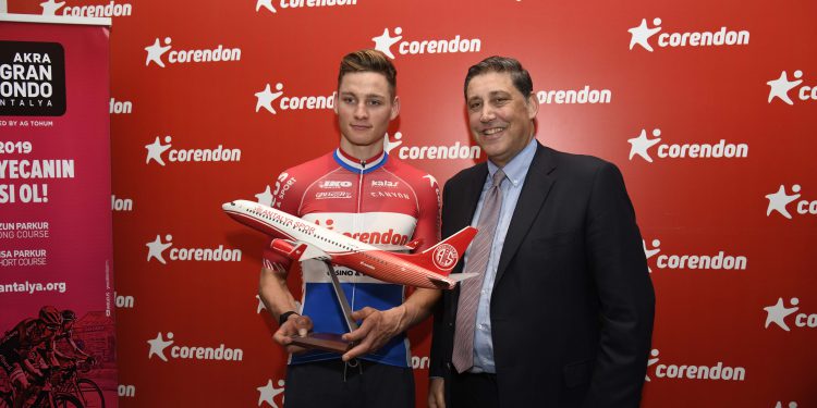 Corendon ünlü bisikletçiye sponsor oldu