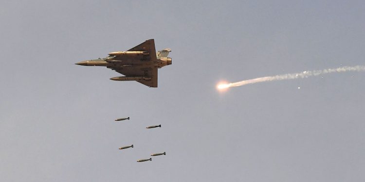 Pakistan, 2 Hint savaş uçağını düşürdüğünü iddia etti