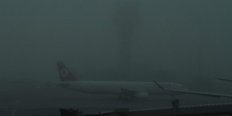 İstanbul’da etkili olan sis hava ulaşımını olumsuz etkiledi
