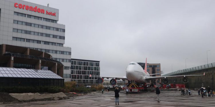 Dev jumbo jet otel bahçesinde