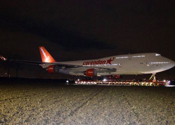 Dev jumbo jet 747, otelin bahçesi için yola çıktı