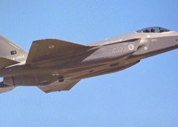 Uğur için uçak motoruna bozuk para atan yolcuya dava