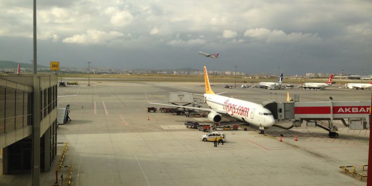 Uçağa geç kalan yolcu personeli ısırdı!