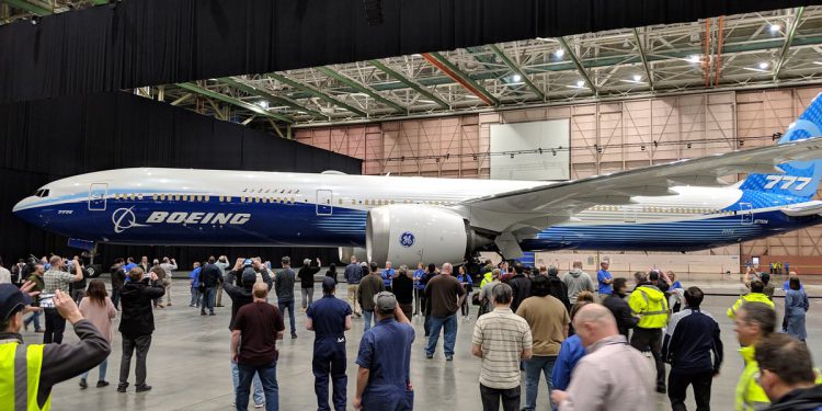 Boeing 777-9 fabrikadan sessiz çıktı
