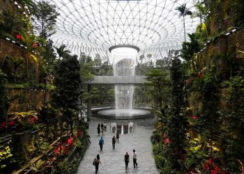 Changi’nin şelale konseptli terminali açıldı