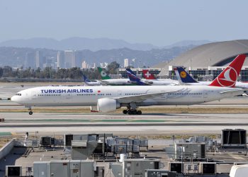 Kuyruk vuran THY uçağı geri döndü