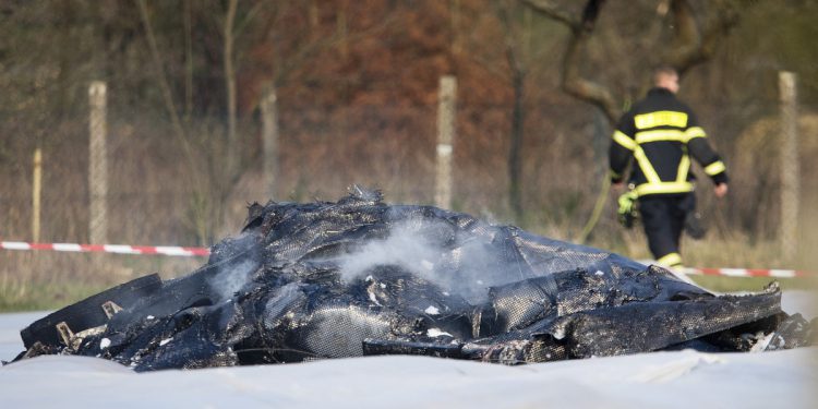 Almanya’da tek motorlu uçak düştü