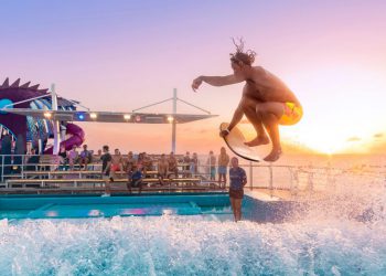 Genç tatilciler Norveç fiyortlarını keşfediyor