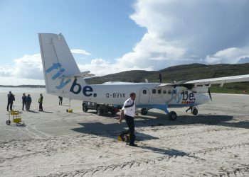 İskoçya’nın Barra Havalimanı’nda uçaklar kum piste iniyor