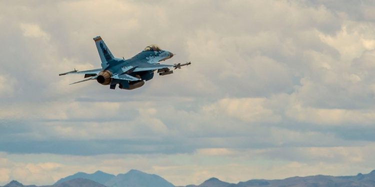 Su-57 renklerine boyanan F-16 böyle uçtu