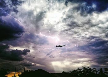 Uçaklara yıldırım çarparsa ne olur?