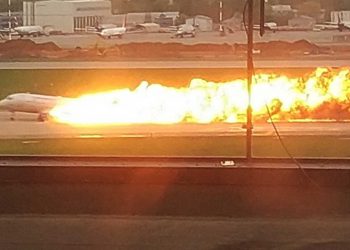 Pilot yanan uçağın içine döndü