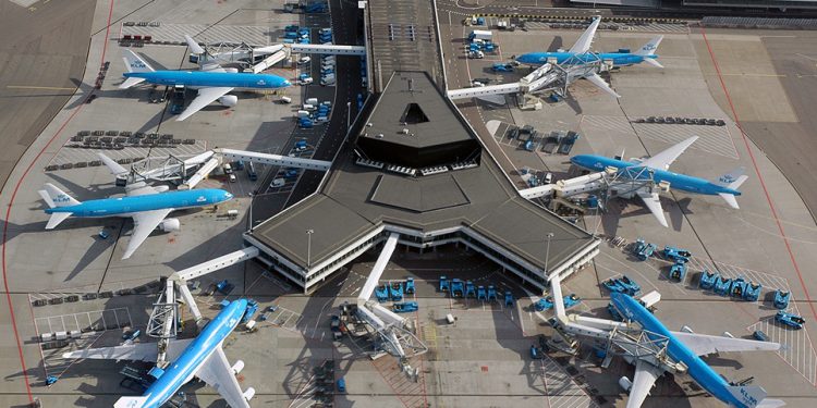 Uçaklara neden sol taraftan binilir?