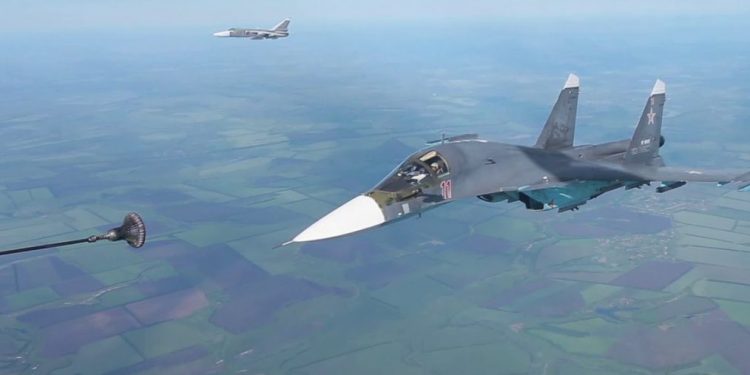 Savaş uçakları havada nasıl yakıt ikmali yapar?