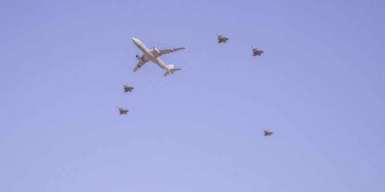 Katar savaş uçaklarını teslim aldı