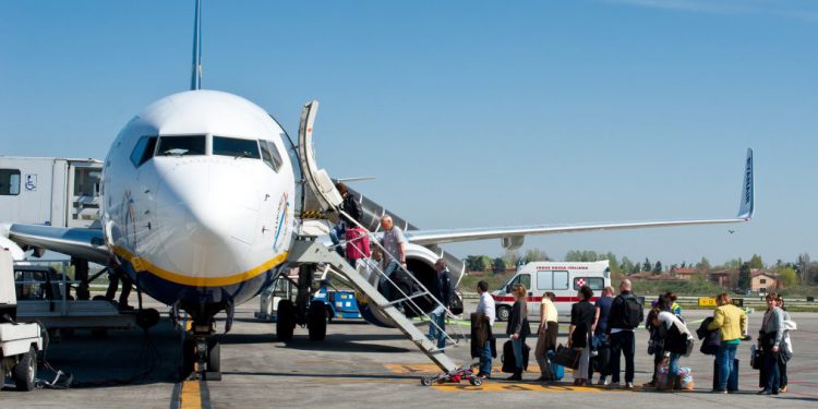 Uçaklara neden sol taraftan binilir?