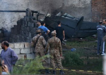 Askeri uçak evlerin arasına düştü