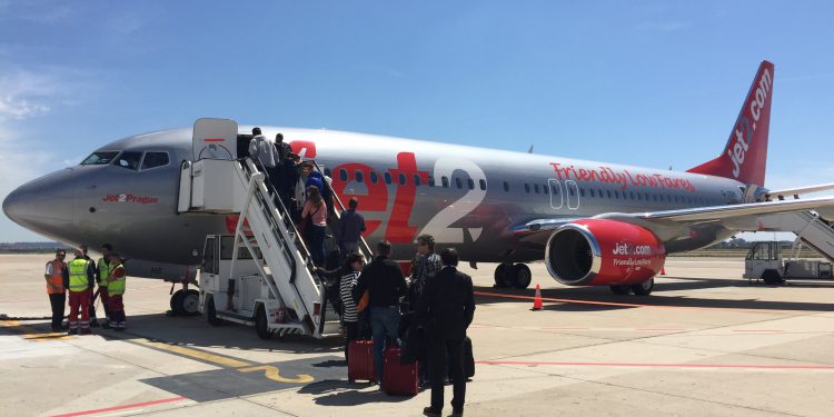 Kadın yolcu kokpite girmeye çalıştı