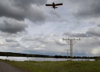İsveçte paraşütçüleri taşıyan uçak düştü