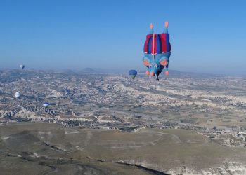 Özel tasarım balonlar peribacaları arasında uçtu