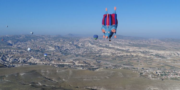 Özel tasarım balonlar peribacaları arasında uçtu