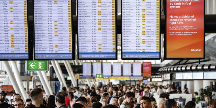 Schipol Havalimanı’nda 250 uçuş iptal edildi