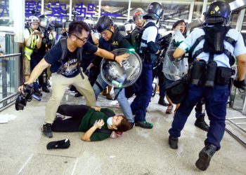 Hong Kong Havalimanı’nda protestoculara müdahele edildi