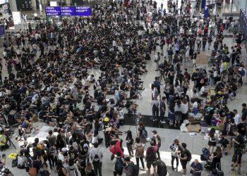 Hong Kong havalimanı kısmen kapatıldı