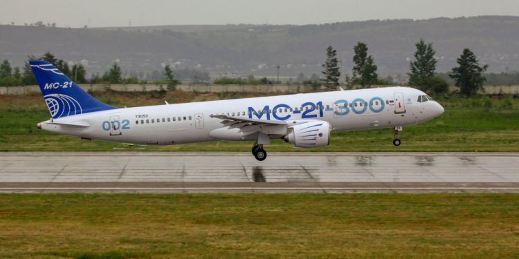 Rusya’nın yeni uçağı MC-21 fuara böyle hazırlandı!