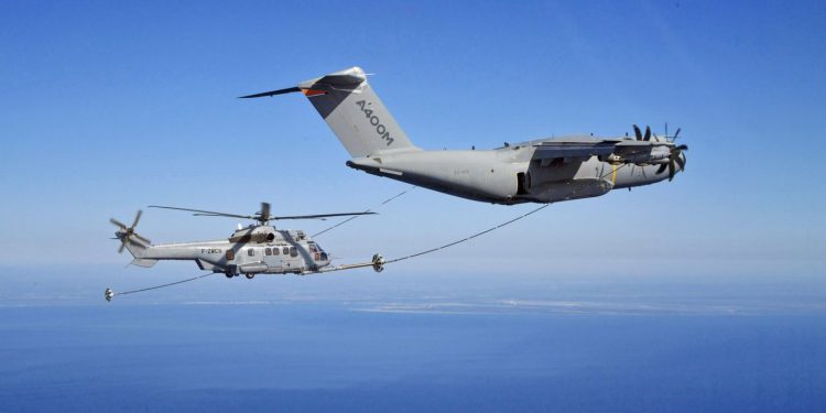 A400M, helikopter ile ilk kez havada kuru temas gerçekleştirdi
