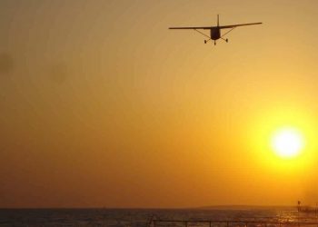 Eğitmen bayıldı, öğrenci pilot uçağı tek başına indirdi