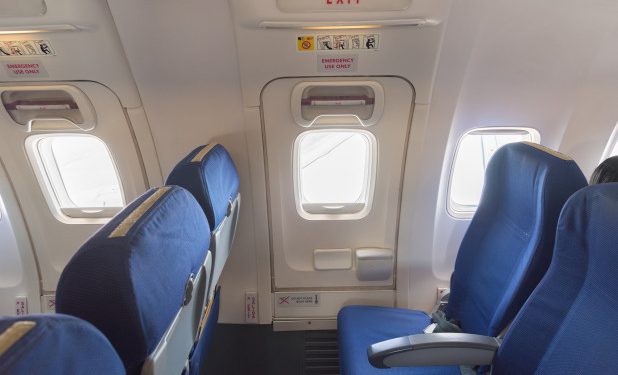 Temiz hava için acil çıkış kapısını açtı