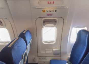 Temiz hava için acil çıkış kapısını açtı