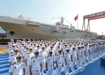 Çin ilk helikopter gemisini suya indirdi