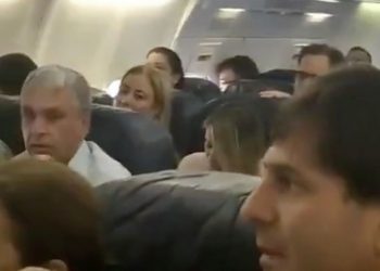 Yolcular acil inişi duyunca dua etmeye başladı