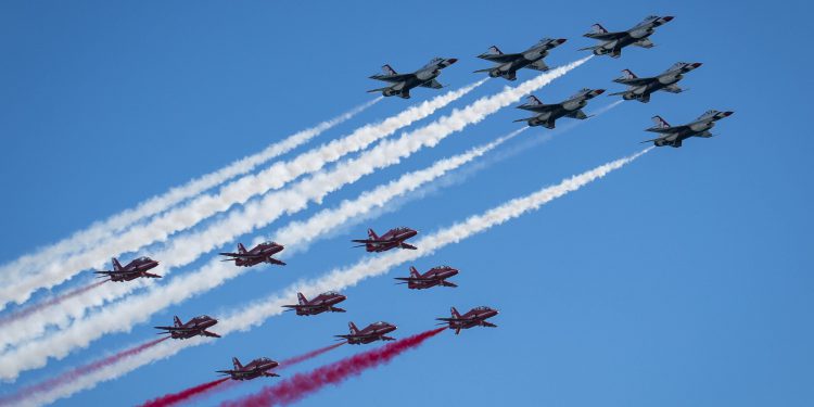 Thunderbirds ve Red Arrow Kaliforniya’da beraber uçtu