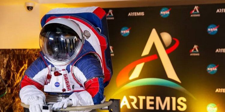 NASA yeni nesil uzay giysilerini tanıttı