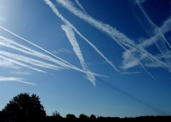 Uçakların arkasındaki izler nasıl oluşur?