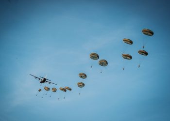 En kalabalık askeri paraşüt atlayışı