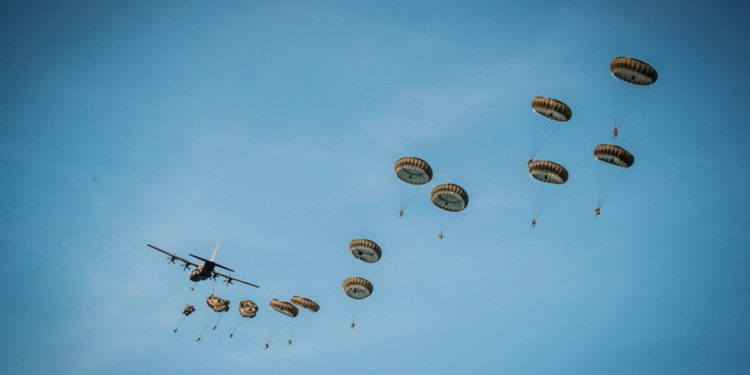 En kalabalık askeri paraşüt atlayışı