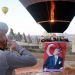 Kapadokya’da balonlar Atatürk afişleri ve bayraklarla uçtu