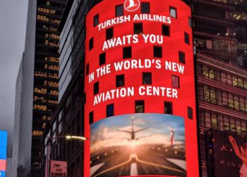 NASDAQ binası 25 yıla özel THY renklerine büründü