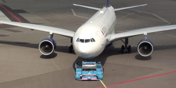 Emekli olan push back aracına veda!