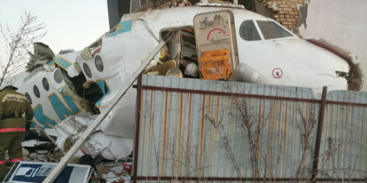 Almatı’da yolcu uçağı yerleşim yerine düştü