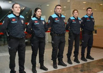 Pasaport polislerine turkuaz yelek