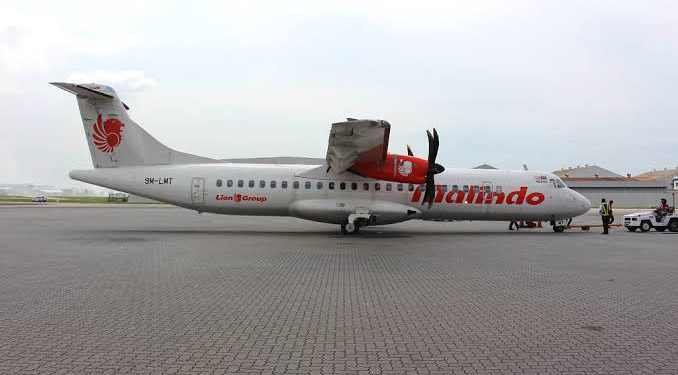 Kalkışa hazırlanan uçağın motoru yandı