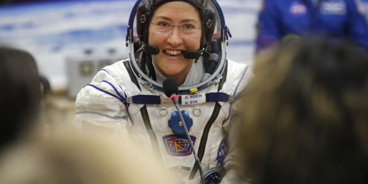 Kadın astronot uzaydan rekorla döndü