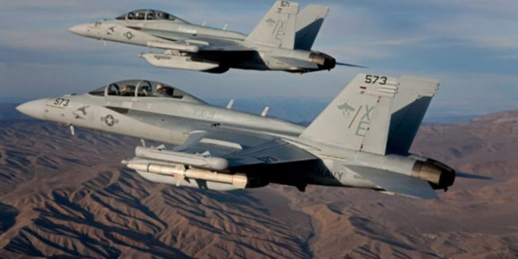 İnsansız savaş uçakları başka bir uçaktan kumanda edildi