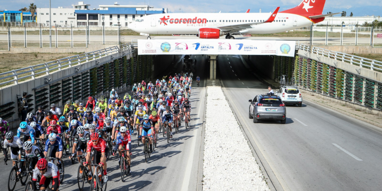 Bisikletçiler Corendon uçağının altından geçtiler